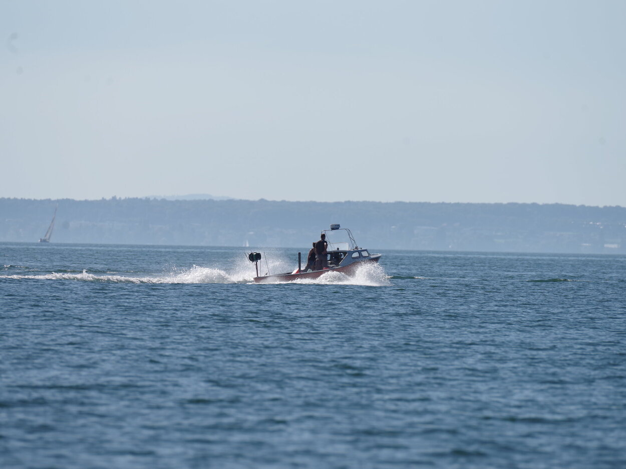 Bodenseefischer Ein Boot fährt im Wasser.
