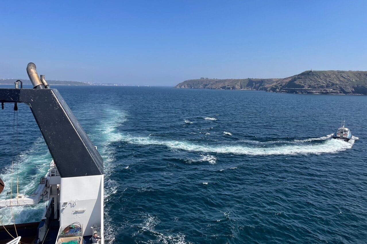 Abfahrt des Lotsenbootes nach unserem Aufenthalt in Brest. A pilot boat leaves the Tarajoq for the coast.