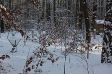 Messeinrichtungen auf der Versuchsfläche im Schnee.