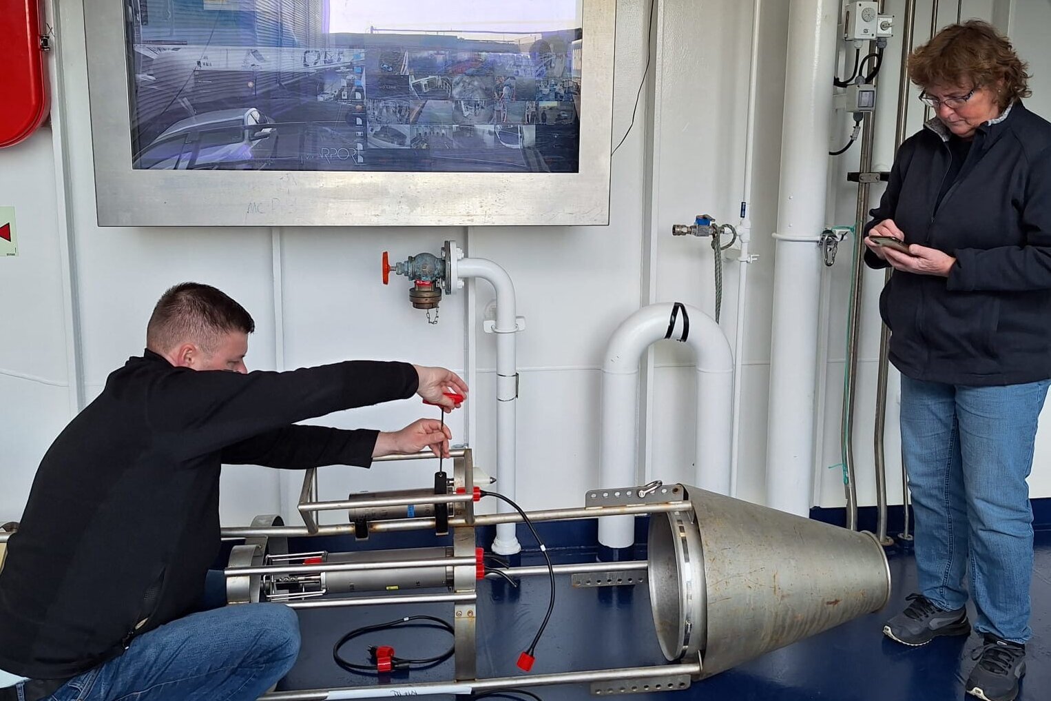 Aufbau des "Nackthais", ein Standardfanggerät für Fischeier Two people prepare the “Nackthai” device for collecting fish eggs.