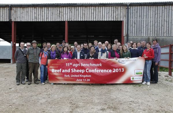 Das Bild zeigt ein Gruppenfoto der Teilnehmer und Teilnehmerinnen der Tagung "11th agri benchmark - Beef and Sheep Conference 2013"