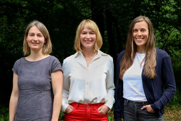 Die drei Frauen der Geschäftsstelle nebeneinander.