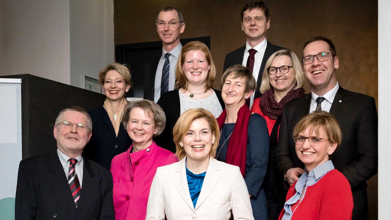 Group photo: Federal Minister Julia Klöckner (center) and the members of the Council of Experts for Rural Development 