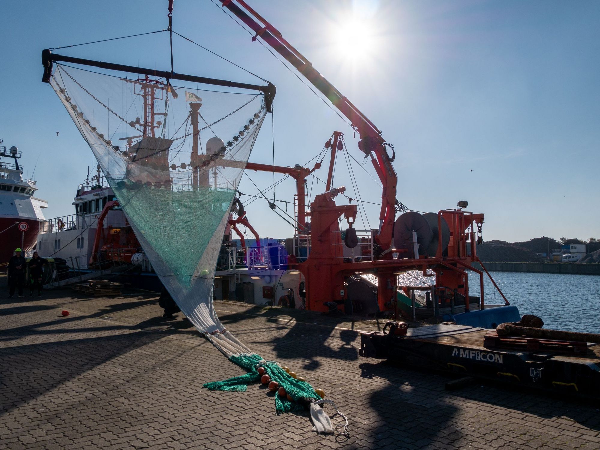 Solea im Hafen. Im Vordergrund das Netz an der Baumkurre