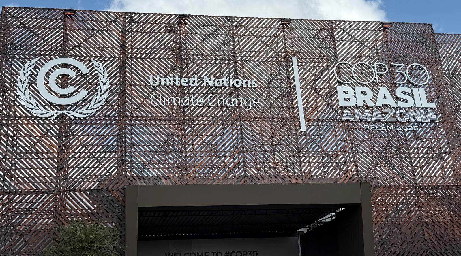 Eingang zur COP30 in Belém. Eine Holzkonstruktion über einem Eingang auf der United Nations Climate Change und COP30 Brasil Amazonia Belem 2025 steht.