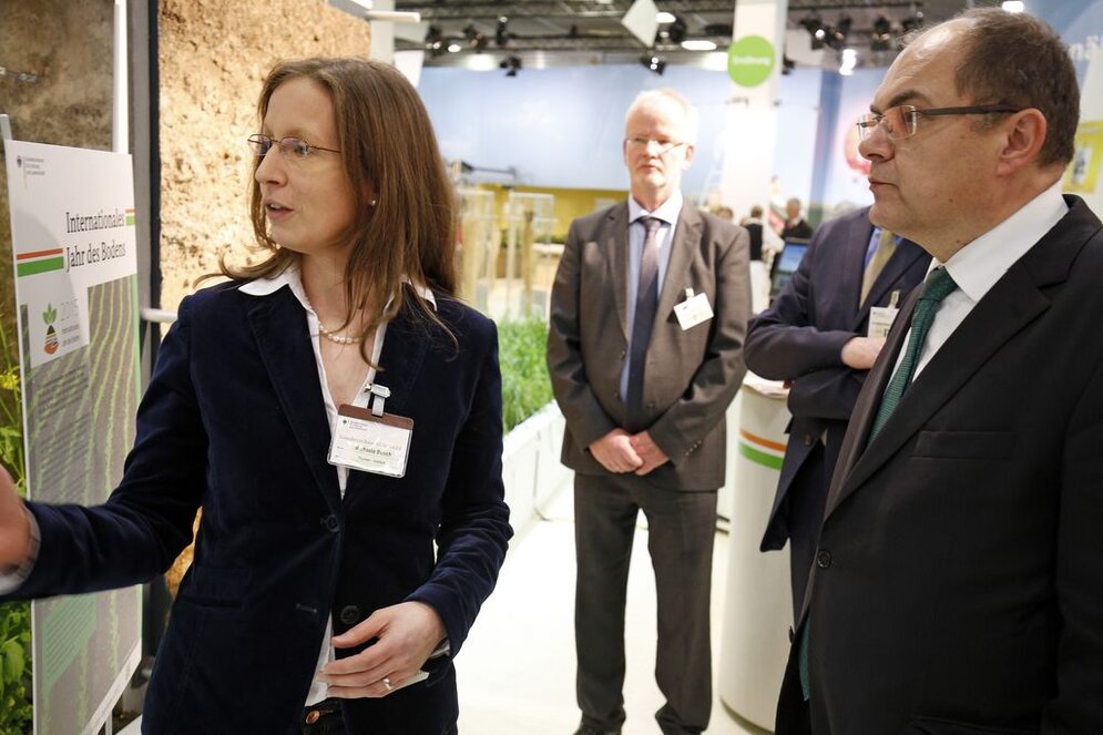 Dr. Michaela Busch von der Stabsstelle Boden des Thünen-Instituts im Gespräch mit dem Minister Bundeslandwirtschaftsminister im Gespräch mit Thünen Mitarbeiterin Frau Dr. Michaela Busch.