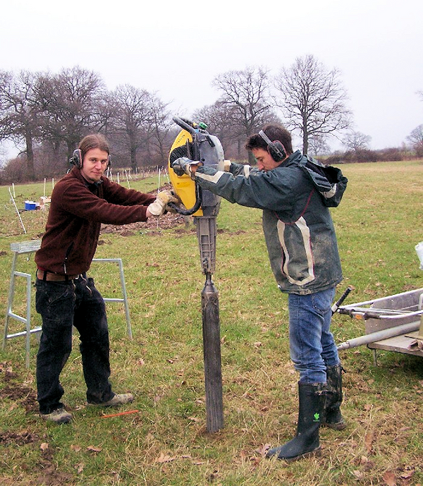 Christopher Poeplau (l.) und Marc Jantz bei der Bodenprobennahme mit Rammkernsonde in Trenthorst (Schleswig Holstein)