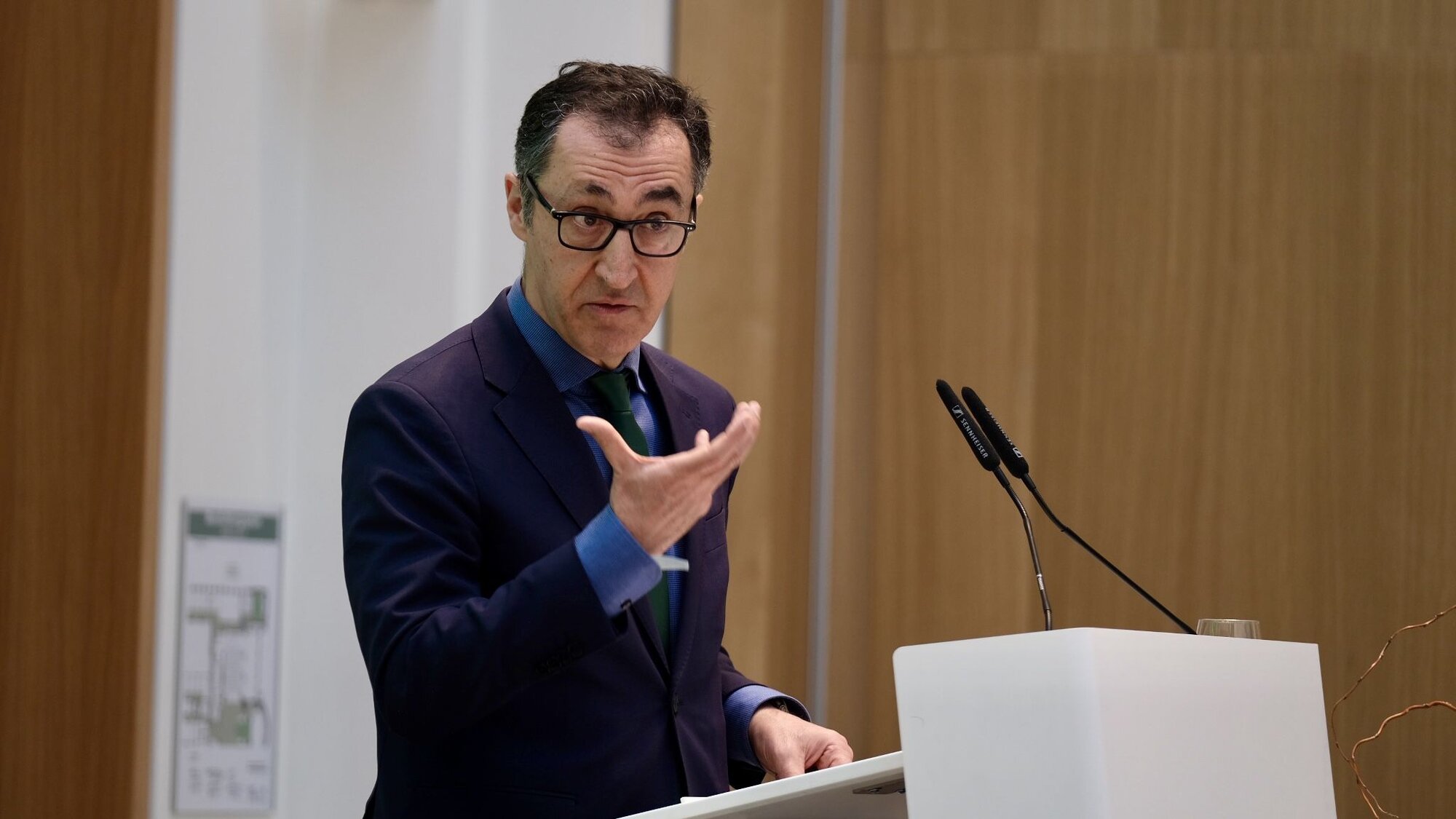 Grußwort von Bundesminister Cem Özdemir. Eine Person am Rednerpult.