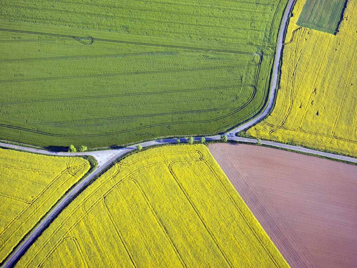 Die GAP soll ab 2028 nachhaltiger und flexibler werden. Luftaufnahme von Feldern und Straßen