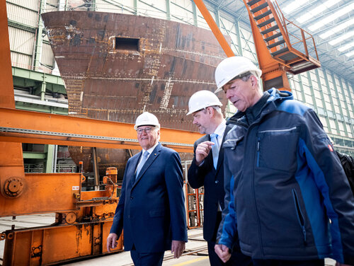 Bundespräsident Frank-Walter Steinmeier (l.) beim Besuch der Fassmer GmbH & Co. KG in der Halle 290 in der Volkswerft anlässlich der "Ortszeit Deutschland".