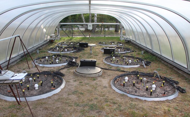 Klicken für eine Vergrösserung Drylab with closed sliding roof.