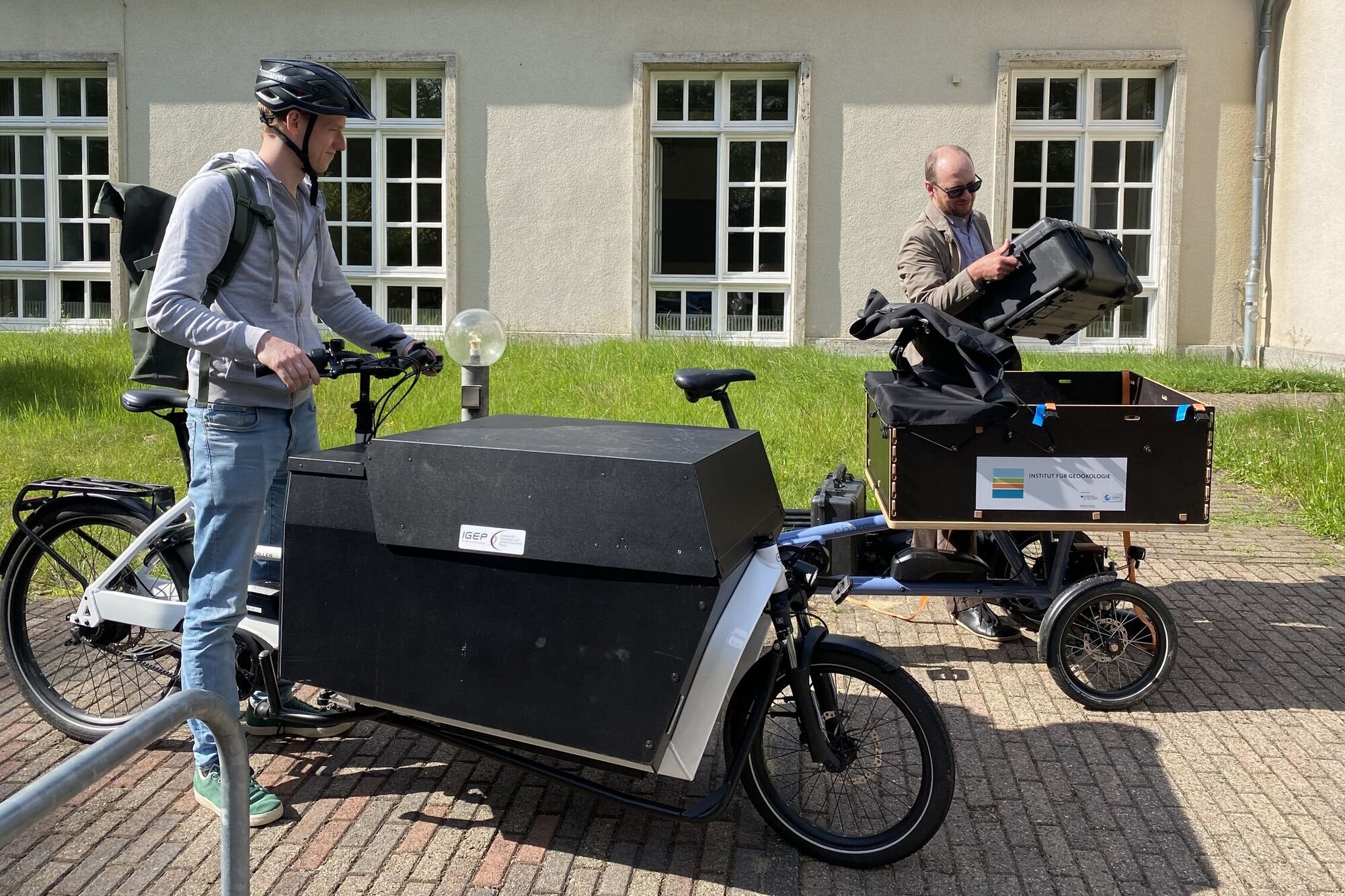 Transport der Messinstrumente mit zwei Lastenrädern