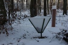 Messeinrichtungen auf der Versuchsfläche im Schnee. Messeinrichtungen auf der Versuchsfläche im Schnee.