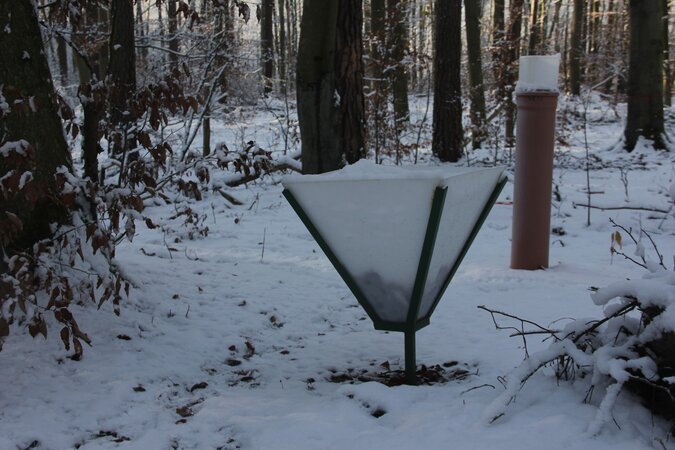 Klicken für eine Vergrösserung Messeinrichtungen auf der Versuchsfläche im Schnee.