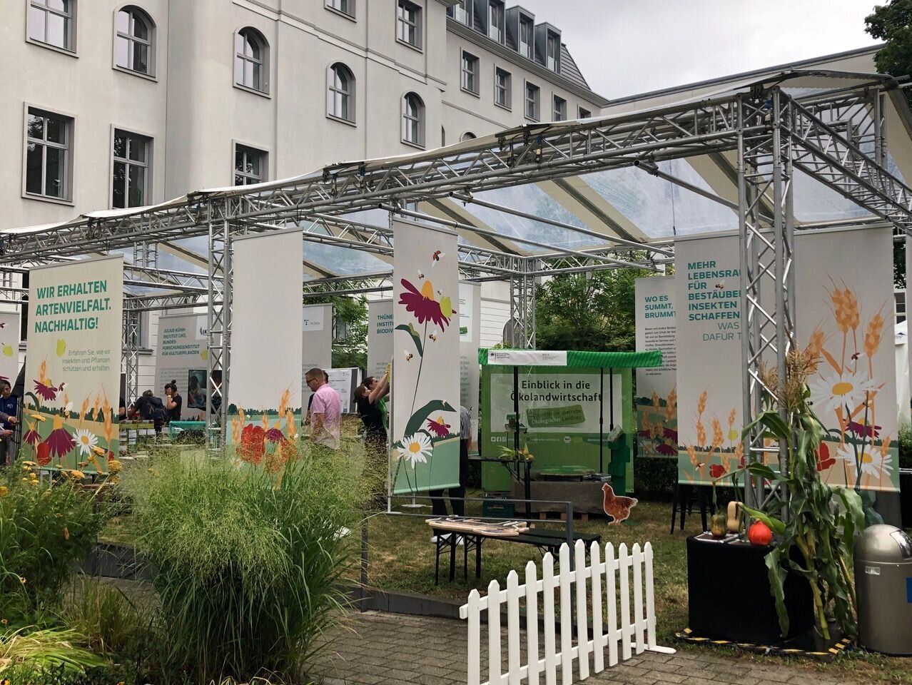 Der Ausstellungsbereich Artenschutz im Innenhof des BMEL in Berlin.