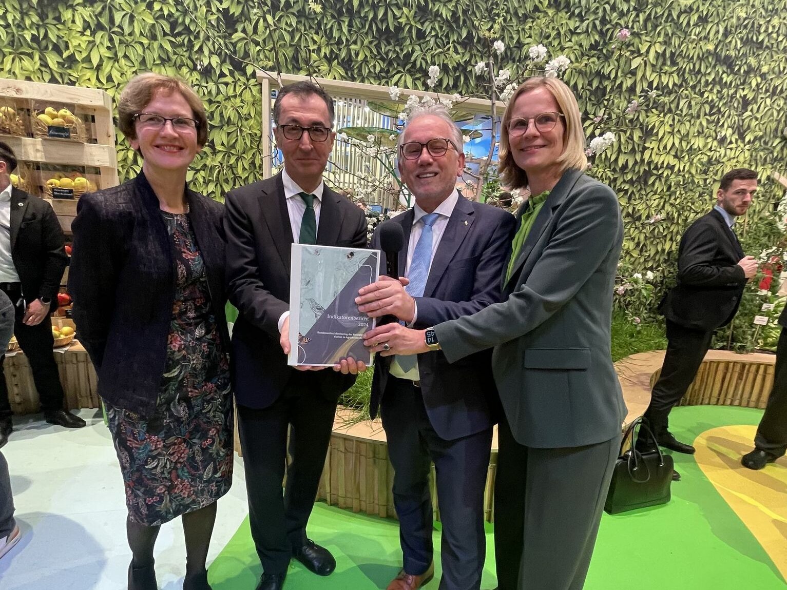 Übergabe des Monvia Indikatorenberichts an Bundeslandwirtschaftsminister Cem Özdemir. Vier Personen halten ein Schriftstück in die Kamera.