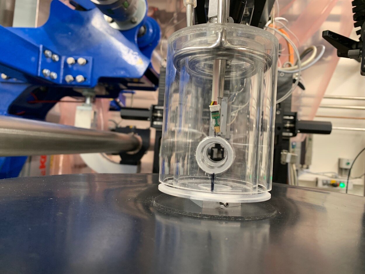 Die Proben, die in der Messzelle platziert werden, sind nur wenige Mikrometer groß. Ein gläserner Zylinder mit einem kleiinen elektronischem Gerät innen.