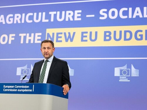 EU-Agrarkommissar Christophe Hansen stellt bei einer Pressekonferenz die Legislativvorschläge für die neue Förderperiode vor. Eine Person am Rednerpult, dahinter der englische Text: "New EU Budget".