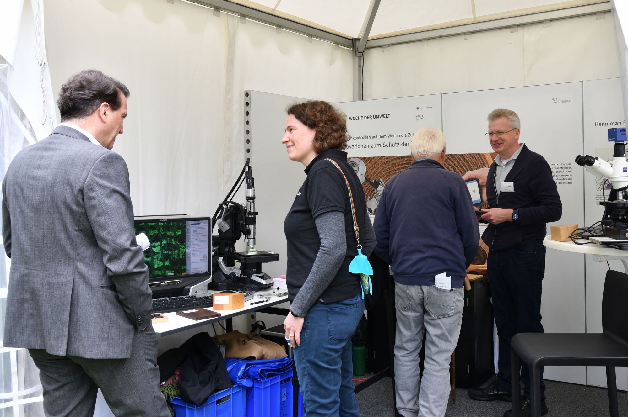 Mehrere Personen im Gespräch mit Thünen-Mitarbeitern in einem Pavillon