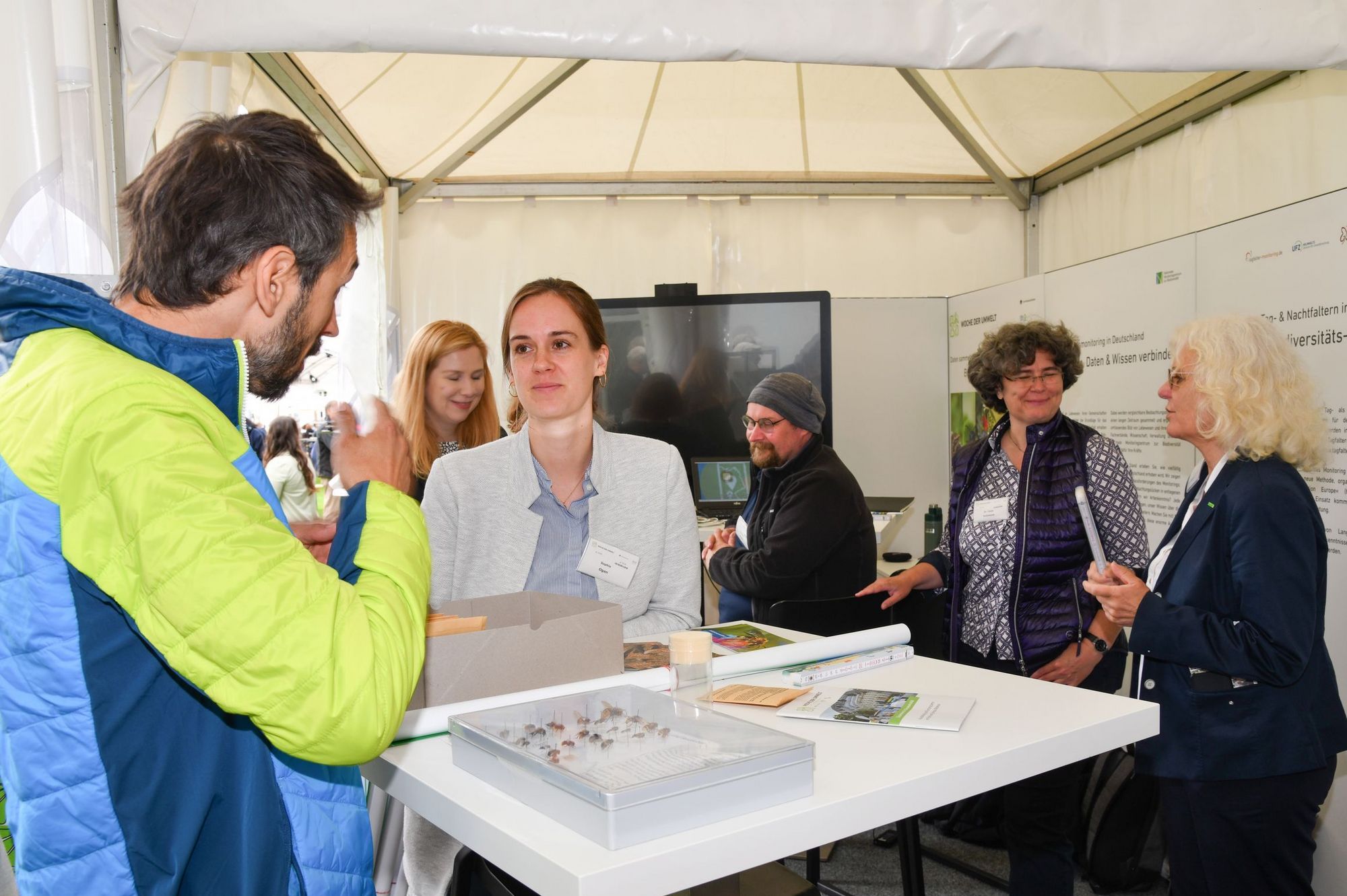 Im Pavillion Gespräche von Thünen Mitarbeitern mit interessierten Bürgern