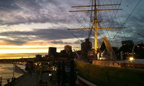 Sonnenuntergang über der Elbe in Hamburg, im Vordergrund das Segelschiff Rickmer Rickmers