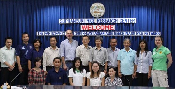 Das Bild zeigt ein Gruppenfoto der Teilnehmer und Teilnehmerinnen eines Workshops des agri benchmark Reis-Netzwerkes in Bangkok