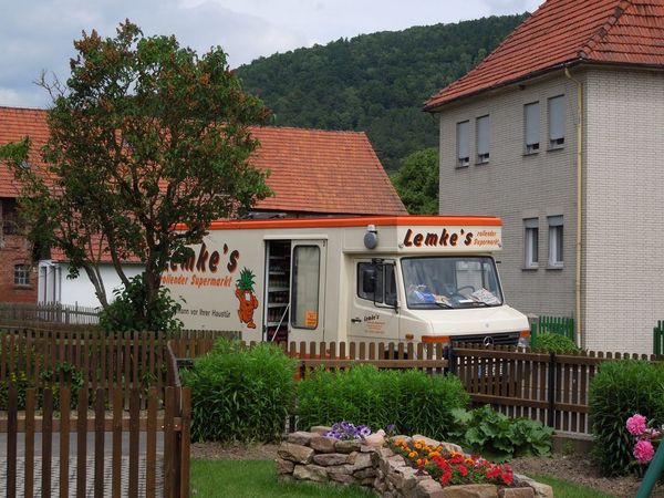 Ein mobiler Marktwagen in einer Dorfstraße