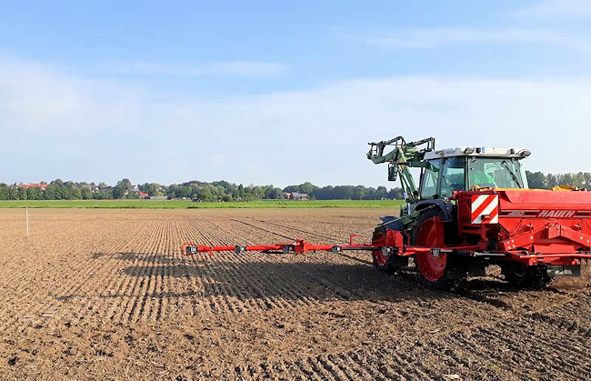 Application of mineral fertilizers on a field