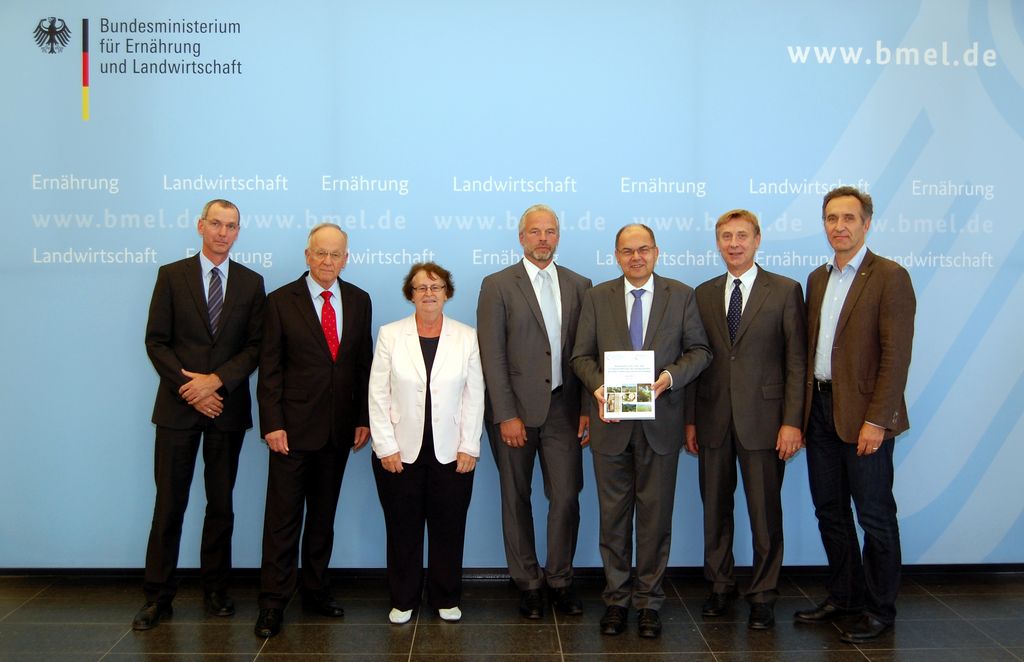 [Translate to English:] Group photo at the handover of the climate protection report: (from left) Prof. Dr. Peter Weingarten, State Secretary Dr. Herrmann Onko Aeikens, Prof. Dr. Ulrike Arens-Azevedo, Prof. Dr. Harald Grethe, Federal Minister Christian Schmidt, Prof. Dr. Hermann Spellmann and Prof. Dr. Jürgen Bauhus.