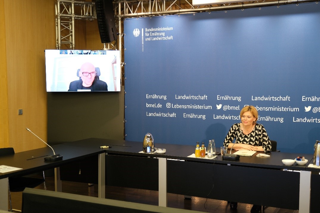 Connected from his home office, Dr. Christian Hundt reports to Federal Minister Julia Klöckner on the content and direction of the research project funded by the Federal Rural Development Program (BULE).