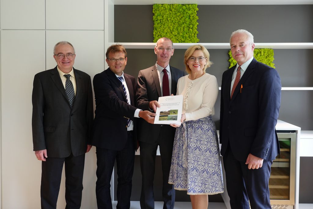 Group photo: Federal Minister Julia Klöckner handing over the statement with Prof. Dr. Harald Grethe (right, Chairman of the WBAE), Prof. Dr. Peter Weingarten (member of the WBAE), Dr. Norbert Röder (co-author) and Dr. Burkhard Schmied (BMEL).