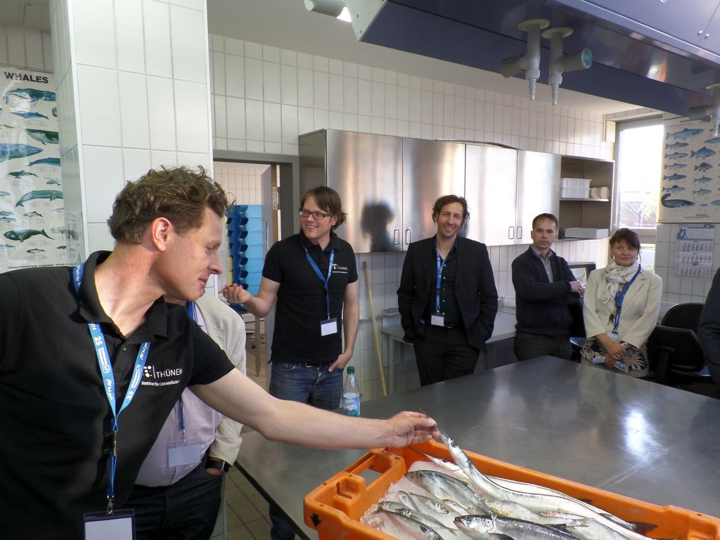 Besucher bei der "Langen Nacht der Wissenschaften" 2015 im Institut für Ostseefischerei.