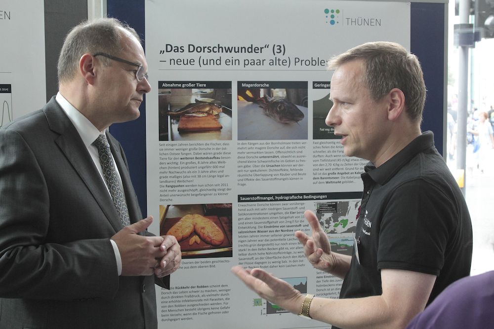 Tag der offenen Tür: Bundesminister Christian Schmidt mit dem Leiter des Instituts für Ostseefischerei, Christopher Zimmermann. Bundesminister Christian Schmidt im Gespräch mit dem Leiter des Instituts für Ostseefischerei, Christopher Zimmermann.