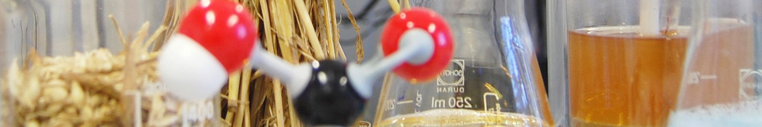 Stroh und verschiedene Chemieprodukte in einem Labor