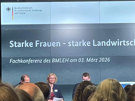 Blick über einige Köpfe auf die Podiumsdiskussion der Veranstaltung.