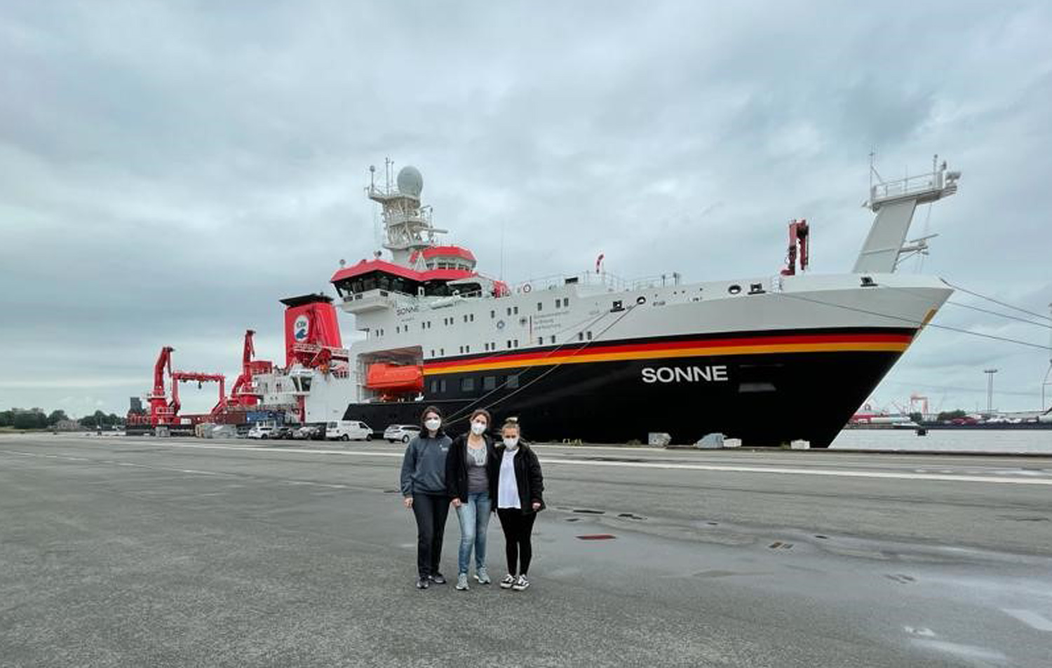 Hello, this is us, the zooplankton group, in front of the research vessel "SONNE", right before the Check-in.